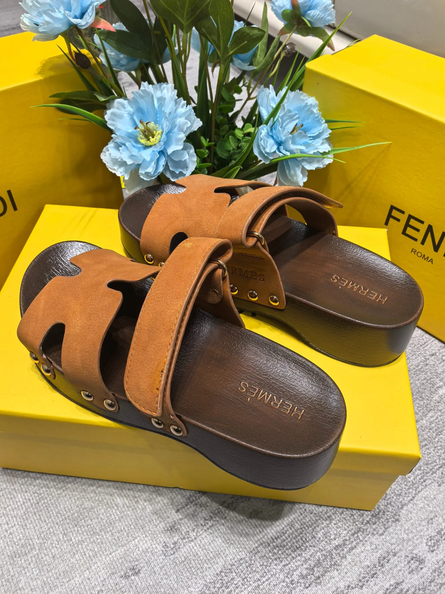 👟👟Ex-factory price 480👟👟Hermes second uncle clog slippers, original development + British retro design, classic and durable! The ultimate 1:1 body shape, imported high-end fabrics showing exquisite texture! Customized A-grade wood sole with mold opening and luxurious packaging! - Unique quality, 35-40 41 42 customized, non-refundable and non-exchangeable